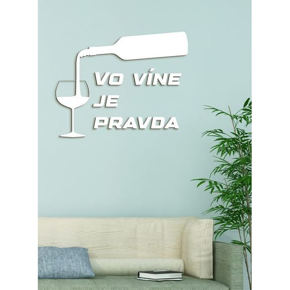 Nápis na stenu s citátom "Vo víne je pravda"