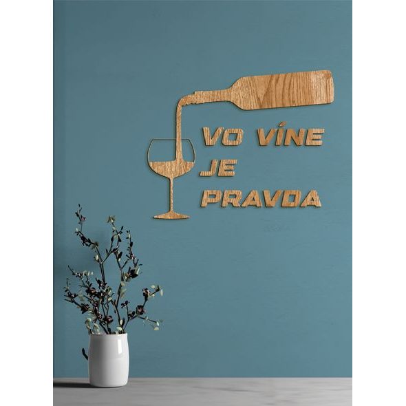Nápis na stenu s citátom "Vo víne je pravda"