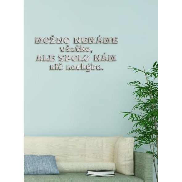 Drevený nápis "Možno nemáme všetko, ale spolu nám nechýba nič"