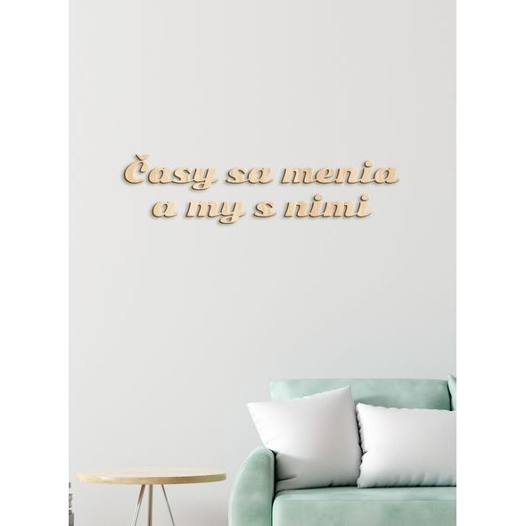 Drevený nápis s citátom "Časy sa menia a my s nimi"