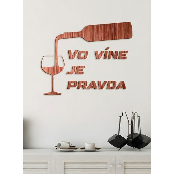 Nápis na stenu s citátom "Vo víne je pravda"