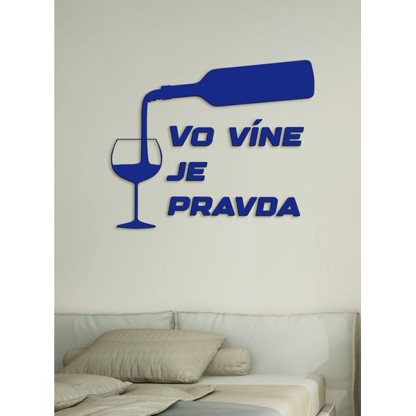 Nápis na stenu s citátom "Vo víne je pravda"