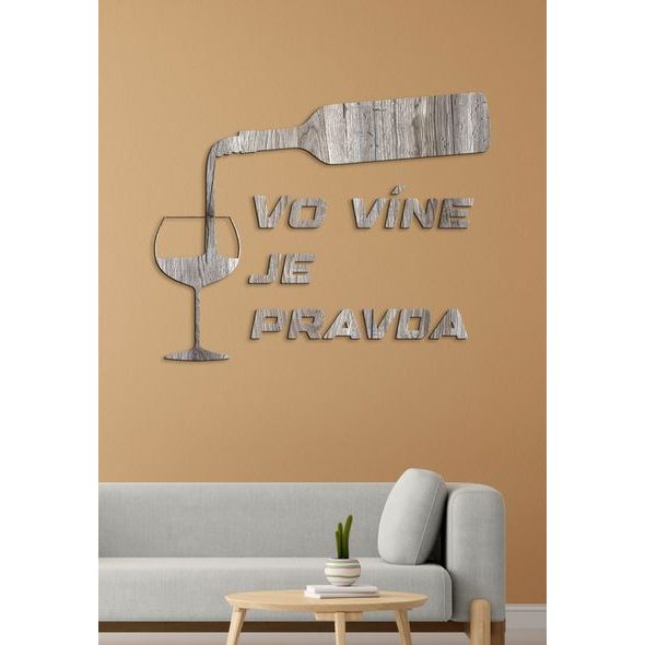 Nápis na stenu s citátom "Vo víne je pravda"