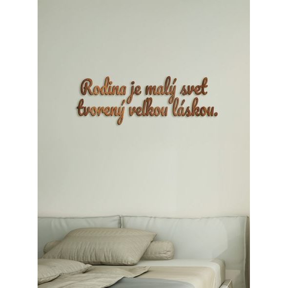 Drevený nápis "Rodina je malý svet tvorený veľkou láskou"