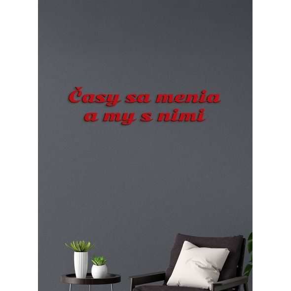 Drevený nápis s citátom "Časy sa menia a my s nimi"