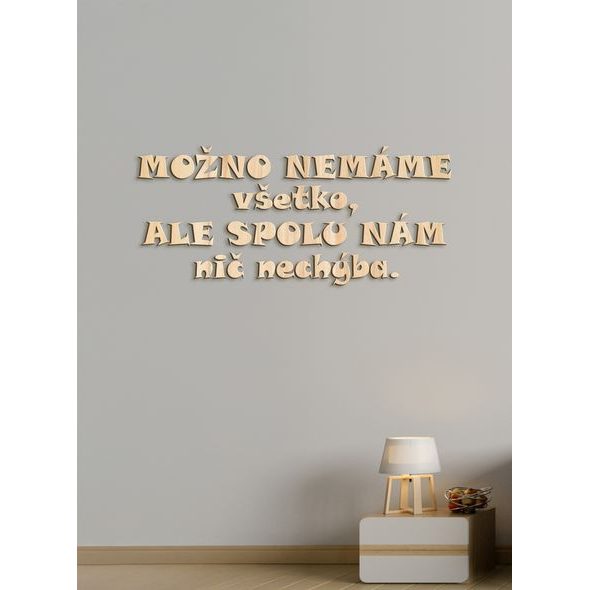 Drevený nápis "Možno nemáme všetko, ale spolu nám nechýba nič"