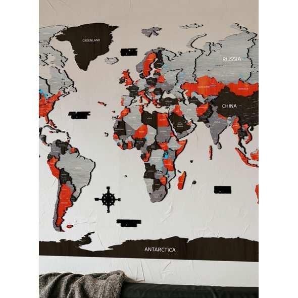 Dřevěná mapa světa červená