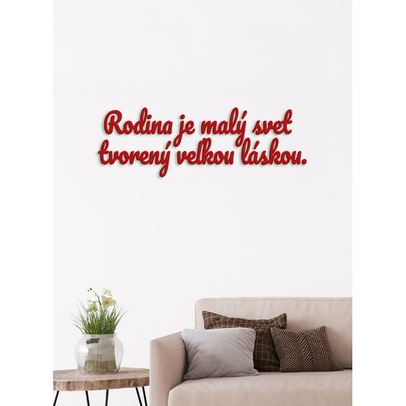 Drevený nápis "Rodina je malý svet tvorený veľkou láskou"