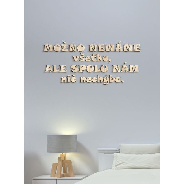 Drevený nápis "Možno nemáme všetko, ale spolu nám nechýba nič"