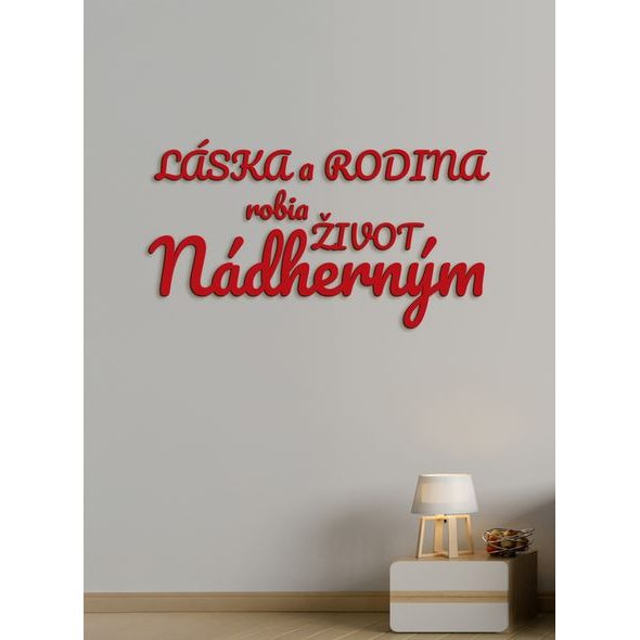 Drevený nápis "Láska a rodina robia život nádherným"