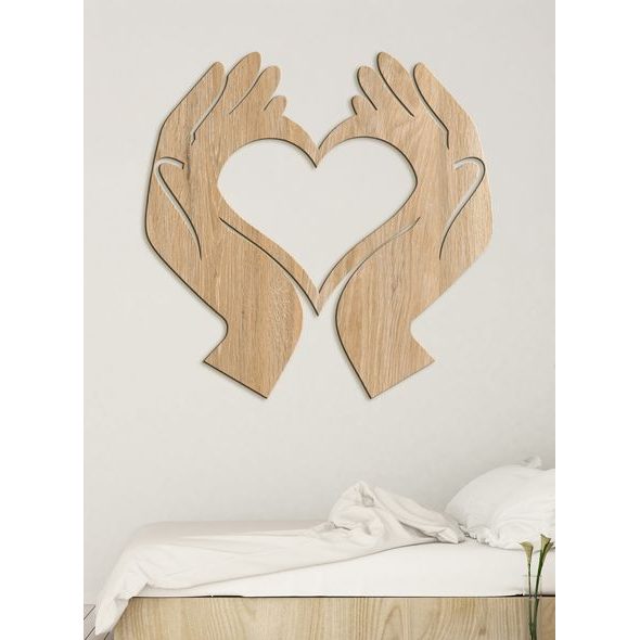 Dřevěný nástěnný obraz Srdce v rukou