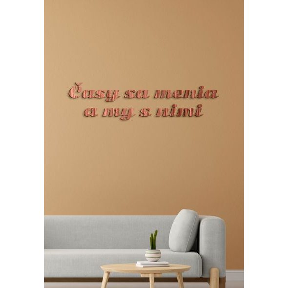 Drevený nápis s citátom "Časy sa menia a my s nimi"