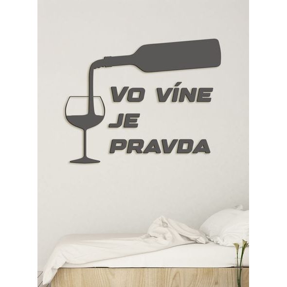 Nápis na stenu s citátom "Vo víne je pravda"