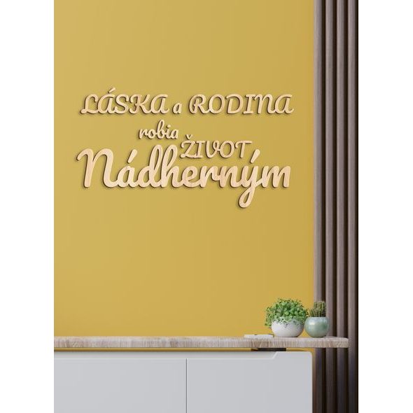 Drevený nápis "Láska a rodina robia život nádherným"
