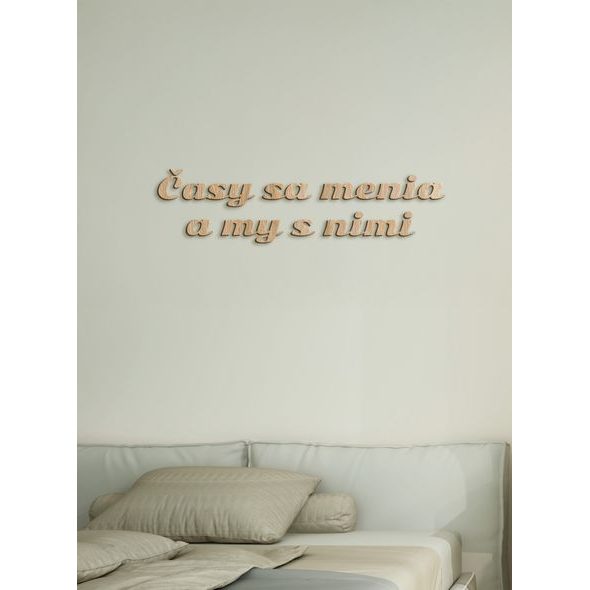 Drevený nápis s citátom "Časy sa menia a my s nimi"