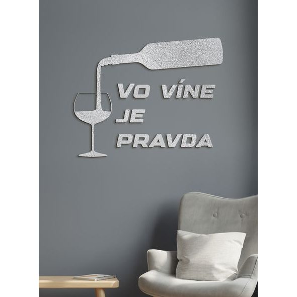 Nápis na stenu s citátom "Vo víne je pravda"