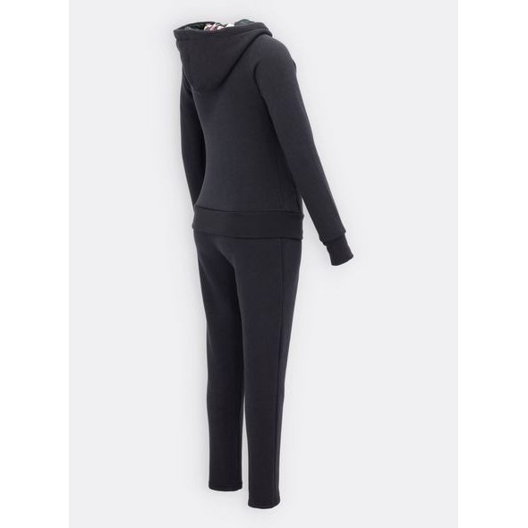 Čierna súprava s kvetinovou kapucňou