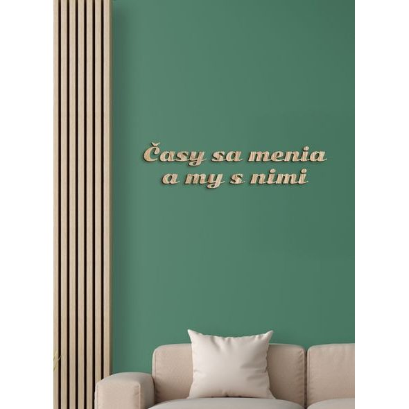 DREVENÝ NÁPIS S CITÁTOM "ČASY SA MENIA A MY S NIMI"