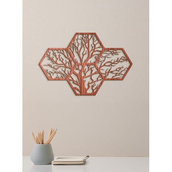 Dřevěný strom života s motivem včelího úlu