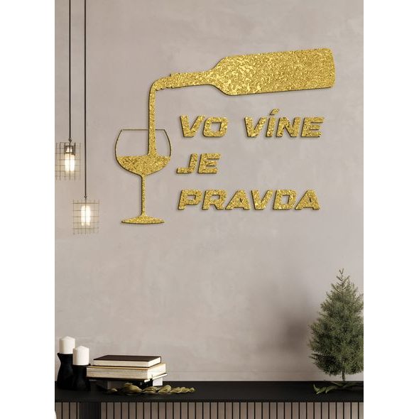 Nápis na stenu s citátom "Vo víne je pravda"