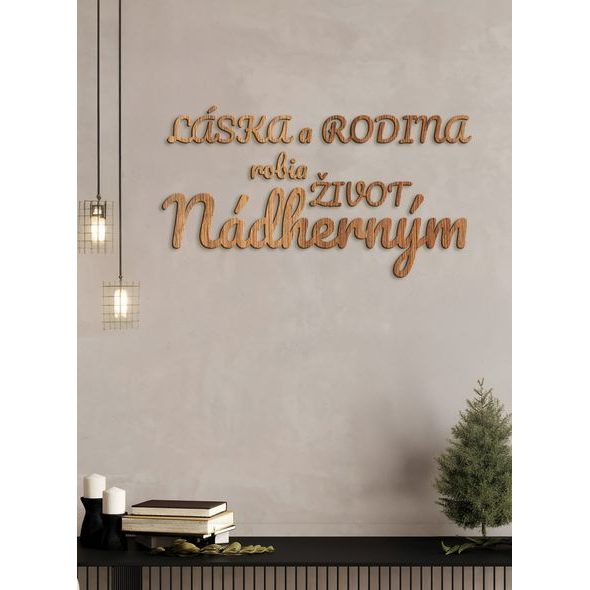 Drevený nápis "Láska a rodina robia život nádherným"