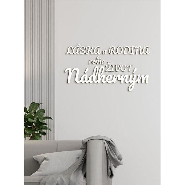 Drevený nápis "Láska a rodina robia život nádherným"