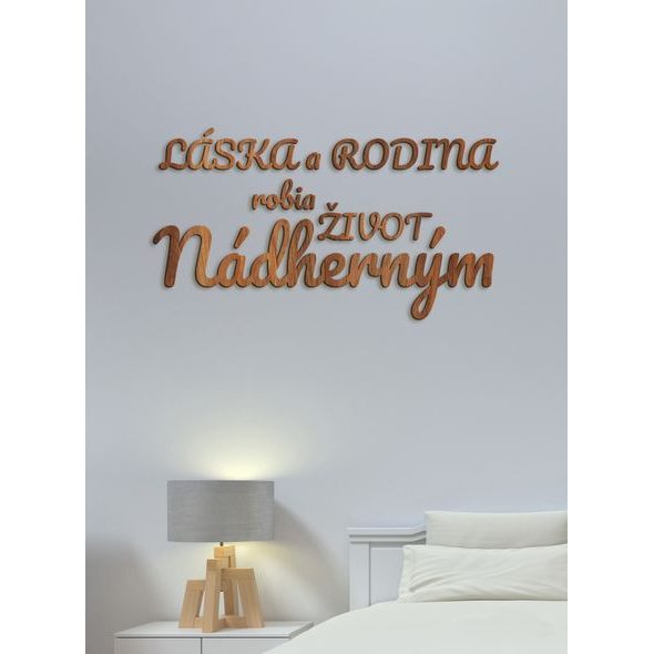 Drevený nápis "Láska a rodina robia život nádherným"