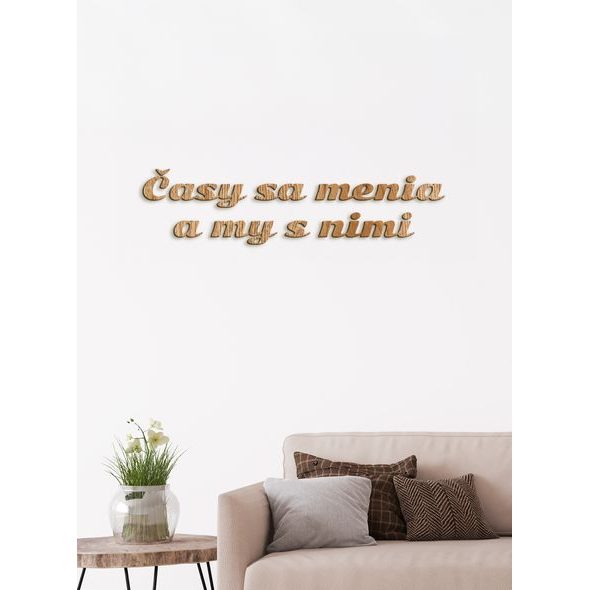 Drevený nápis s citátom "Časy sa menia a my s nimi"