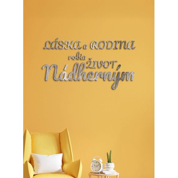 Drevený nápis "Láska a rodina robia život nádherným"