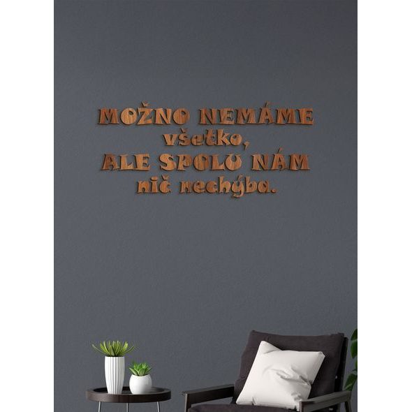 Drevený nápis "Možno nemáme všetko, ale spolu nám nechýba nič"