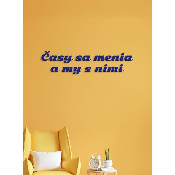 Drevený nápis s citátom "Časy sa menia a my s nimi"