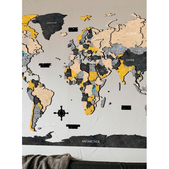 Dřevěná mapa světa žlutá