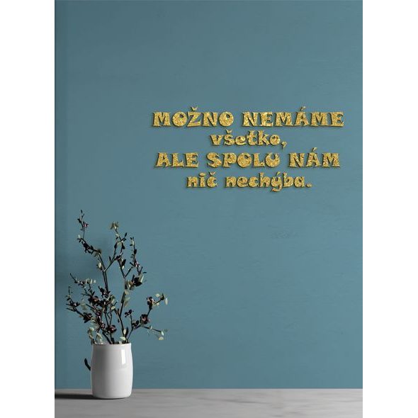 Drevený nápis "Možno nemáme všetko, ale spolu nám nechýba nič"