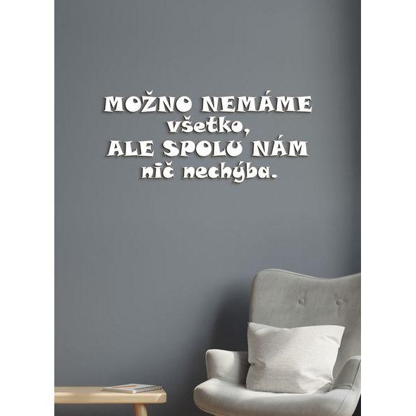 Drevený nápis "Možno nemáme všetko, ale spolu nám nechýba nič"