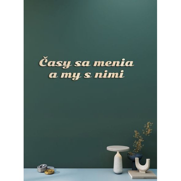 Drevený nápis s citátom "Časy sa menia a my s nimi"