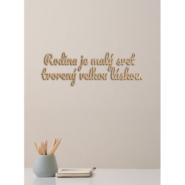 Drevený nápis "Rodina je malý svet tvorený veľkou láskou"