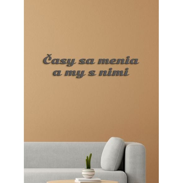 Drevený nápis s citátom "Časy sa menia a my s nimi"