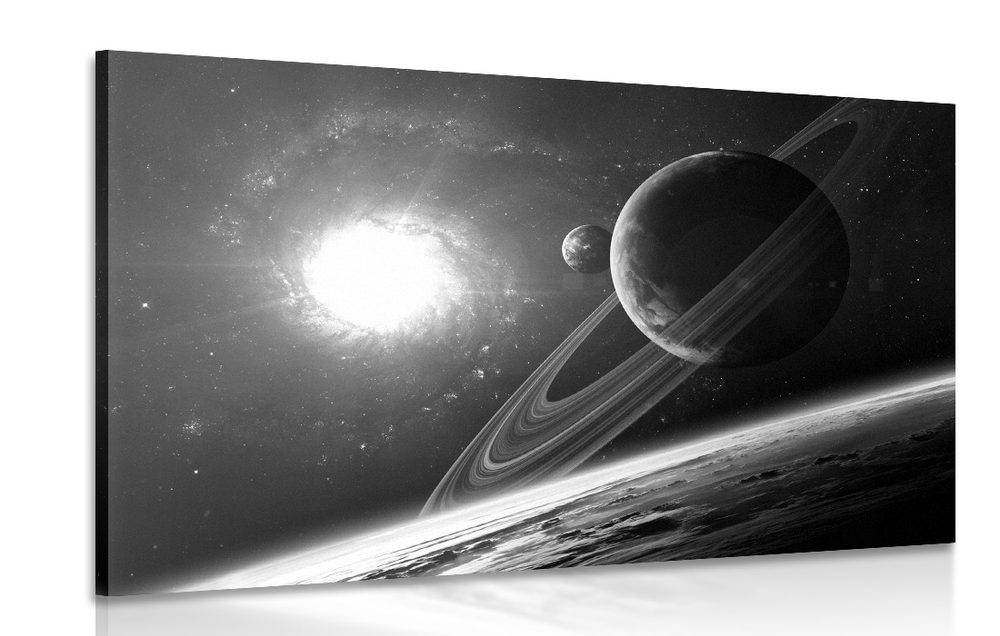 Obraz planéta vo vesmíre v čiernobielom prevedení