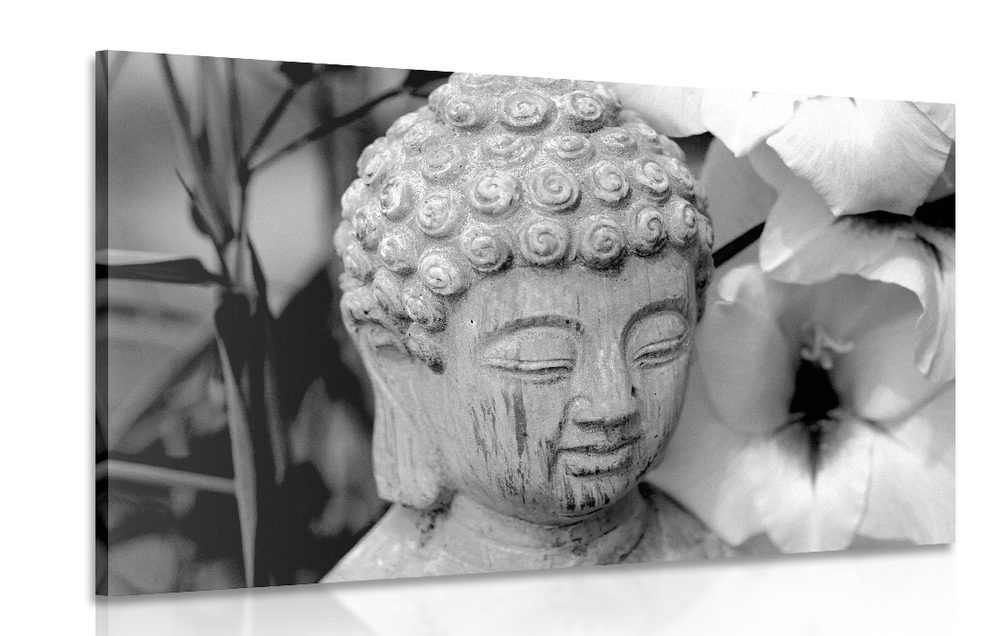 Obraz socha Budhu v Zen záhrade v čiernobielom prevedení