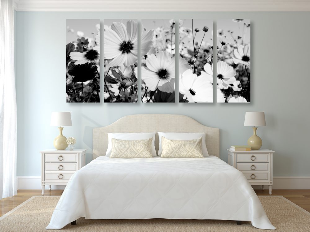 E-shop 5-dielny obraz lúka jarných kvetov v čiernobielom prevedení