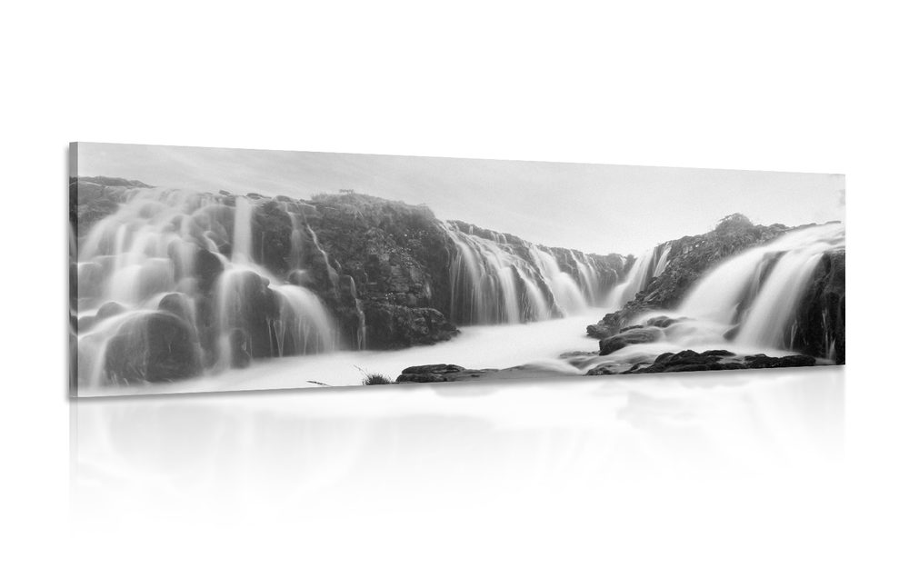 Obraz vznešené vodopády v čiernobielom prevedení