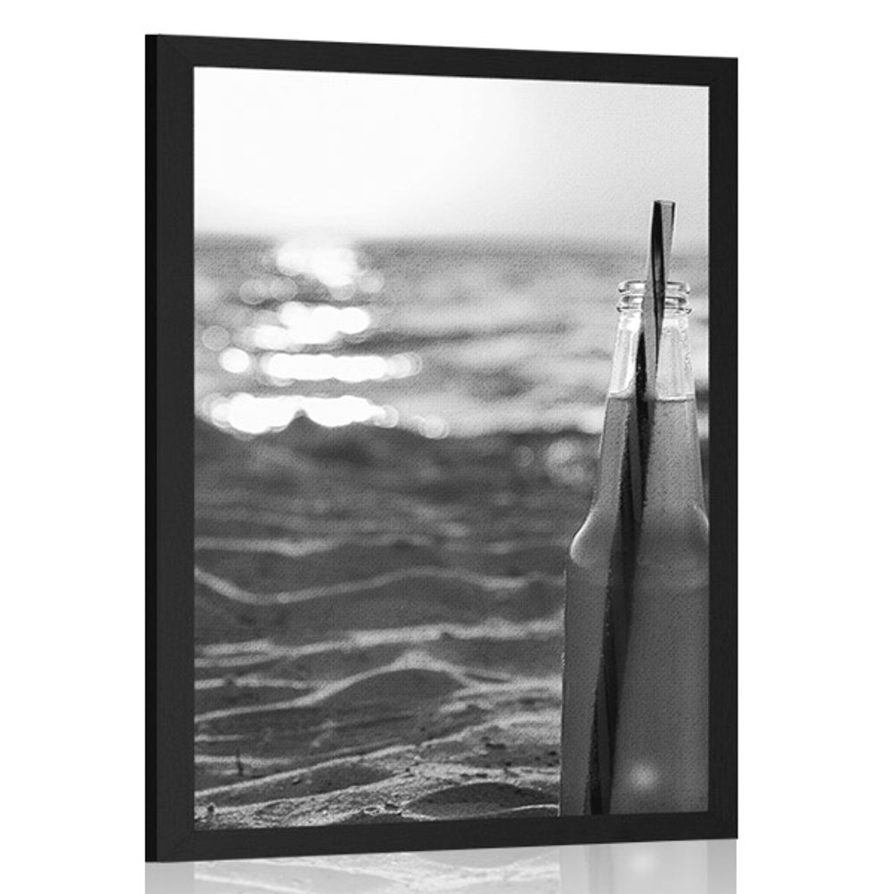 Plakát osvěžující nápoj na pláži v černobílém provedení