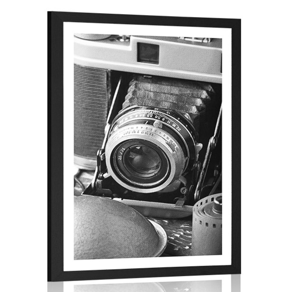 Plakát s paspartou starý fotoaparát v černobílém provedení