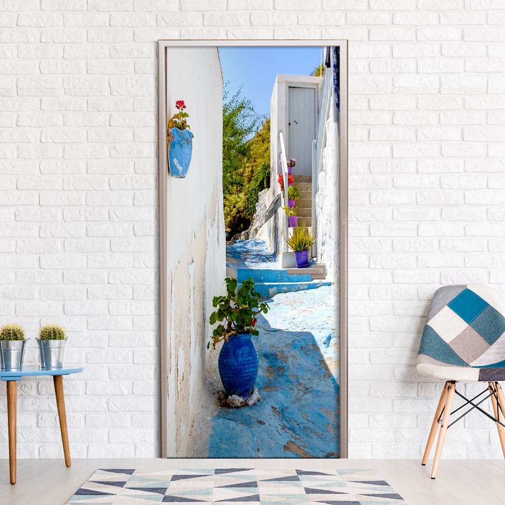 Fototapeta na dvere s motívom uličky s modrým chodníkom - 100x210