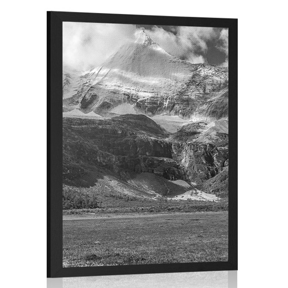 Plakát majestátní horská krajina v černobílém provedení
