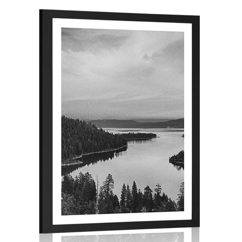 Plakát s paspartou jezero při západu slunce v černobílém provedení