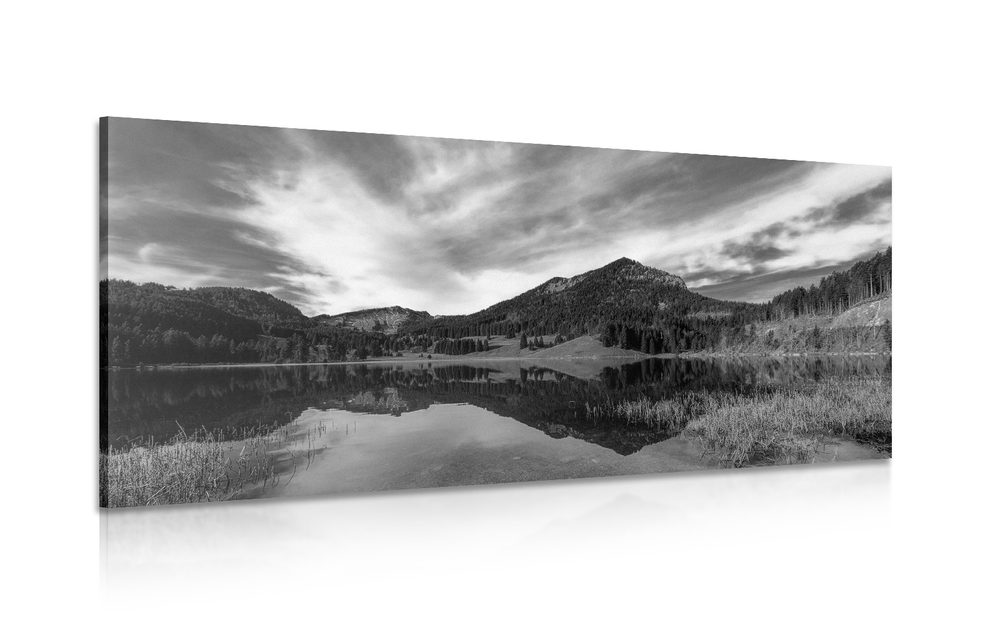 Obraz jezero pod kopci v černobílém provedení