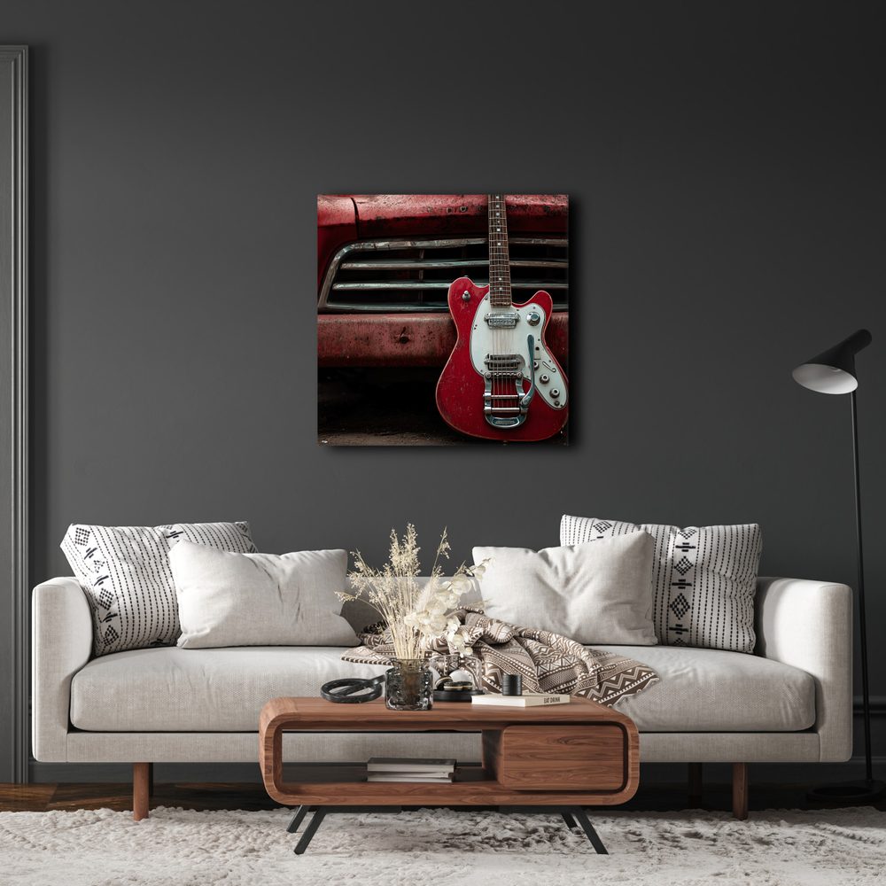 Obraz červená gitara pred autom