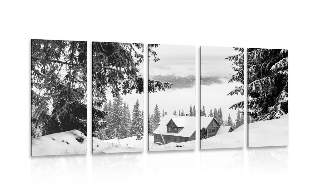 5-dielny obraz drevený domček pri zasnežených boroviciach v čiernobielom prevedení