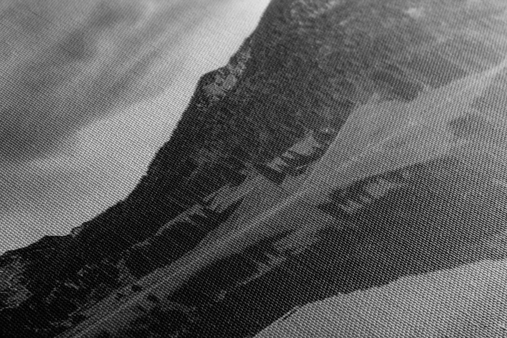 E-shop Obraz jazero pod kopcami v čiernobielom prevedení